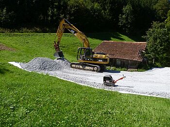 Schattenhalb 1+: Kiesschüttung zum Schutz des Bodens